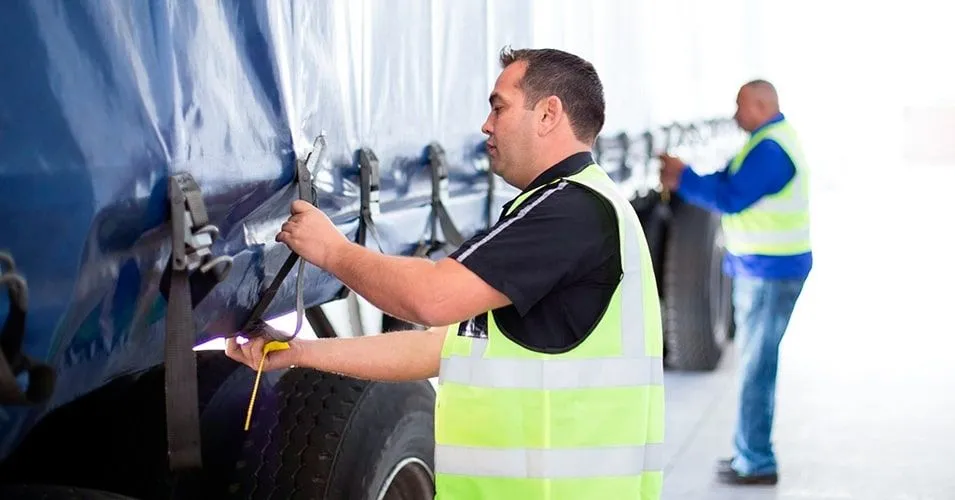 Como garantir a correta amarração de cargas conforme a determinação do Contran?